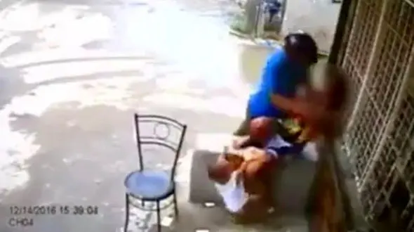 حمله وحشیانه دزد به مادر و کودک + عکس