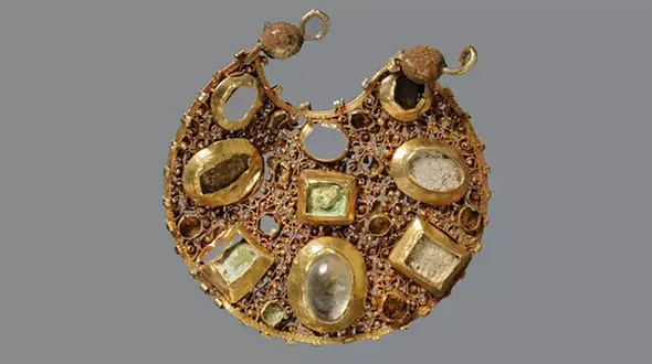 گنج یک زن ثروتمند در روستای متروکه + عکس گوشواره‌ طلای شگفت انگیز