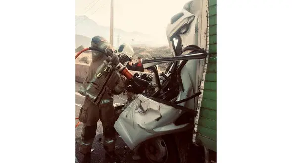 پرس شدن مرگ آور 2 مرد در تصادف جاجرود / تریلی ، کامیون و پراید گره خوردند + عکس ها