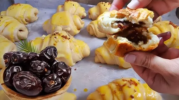طرز تهیه کروسان خرمایی؛ شیرینی مجلسی با مغز خرما و گردو
