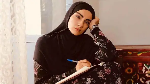 عکس کمتر دیده شده از محیا دهقانی در خارج از کشور / استایل نامتعارف او در خیابان های اروپا !