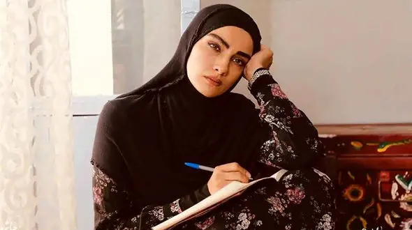 عکس کمتر دیده شده از محیا دهقانی در خارج از کشور / استایل نامتعارف او در خیابان های اروپا !