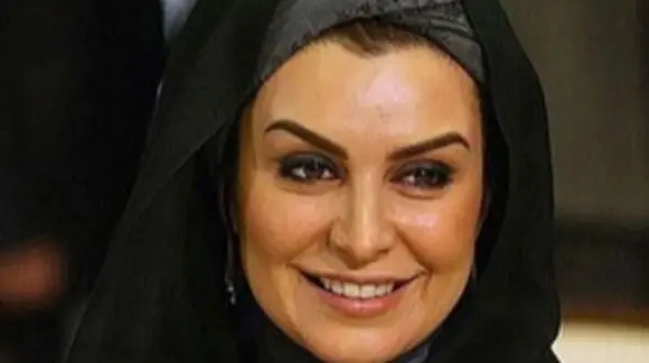 خلاقیت منحصر بفرد ماه چهره خلیلی برای نشان دادن بنر خیر مقدم بازگشت از مکه بالای در خانه اش و عکسی با لباس سفید احرام/روحش شاد و یادش گرامی