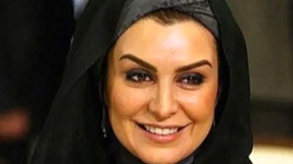 خلاقیت منحصر بفرد ماه چهره خلیلی برای نشان دادن بنر خیر مقدم بازگشت از مکه بالای در خانه اش و عکسی با لباس سفید احرام/روحش شاد و یادش گرامی