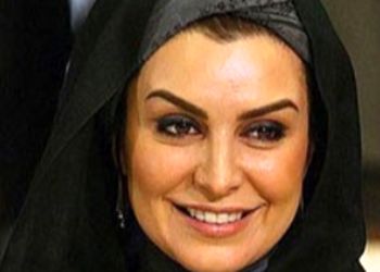 خلاقیت منحصر بفرد ماه چهره خلیلی برای نشان دادن بنر خیر مقدم بازگشت از مکه بالای در خانه اش و عکسی با لباس سفید احرام/روحش شاد و یادش گرامی