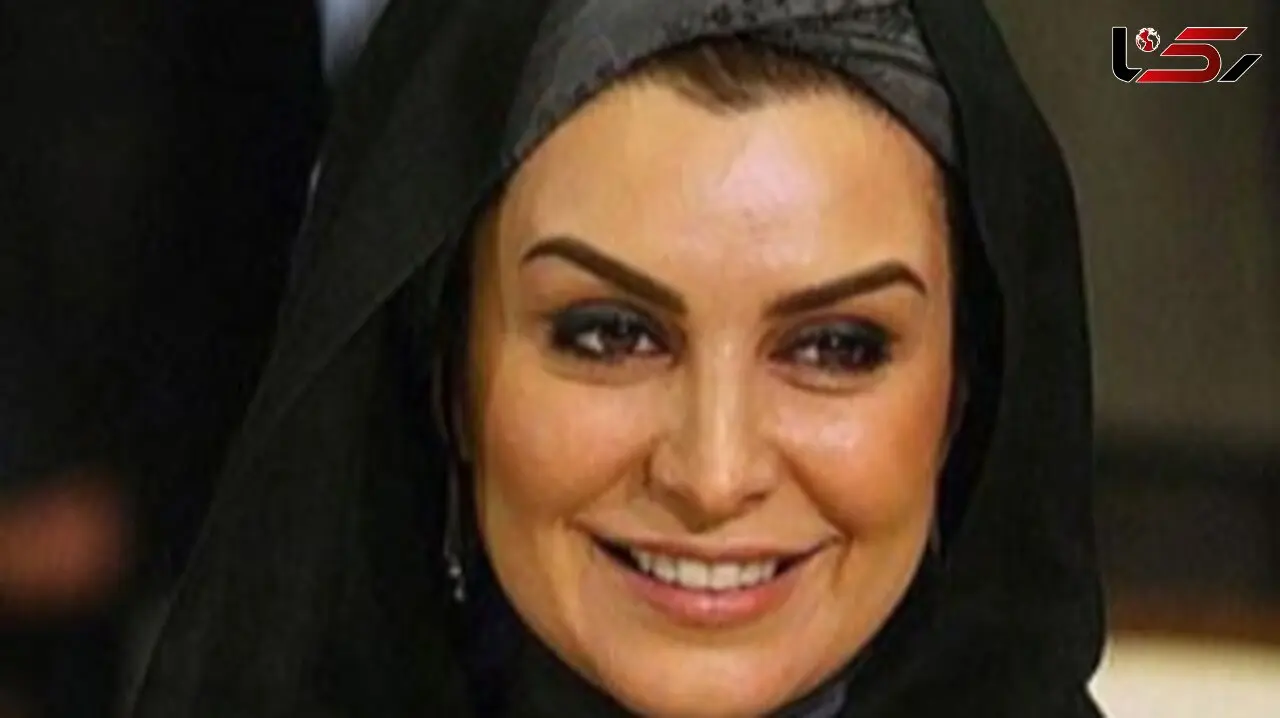 خلاقیت منحصر بفرد ماه چهره خلیلی برای نشان دادن بنر خیر مقدم بازگشت از مکه بالای در خانه اش و عکسی با لباس سفید احرام/روحش شاد و یادش گرامی