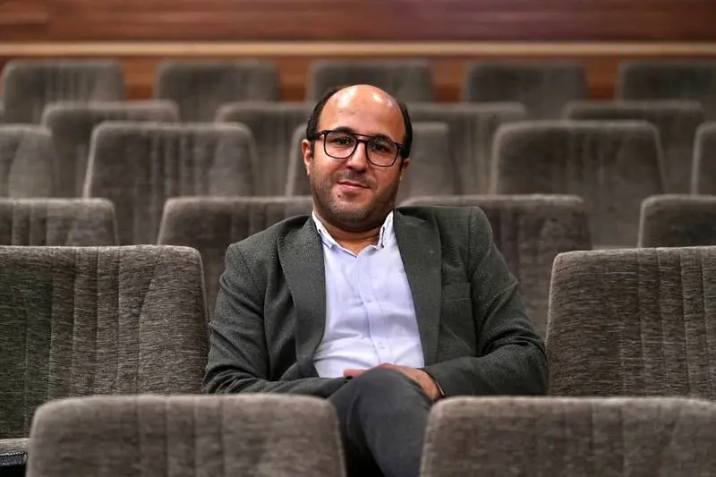 انتشار نخستین مجموعه شعر احمد افروز با عنوان «در آستانه زوال»