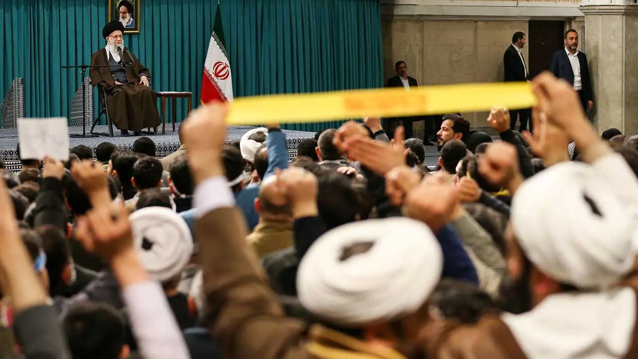 دیدار جمعی از رأی اولی‌ها و خانواده‌های شهدا با رهبر انقلاب حضرت آیت الله العظمی سید علی خامنه ای 1402/12/9
