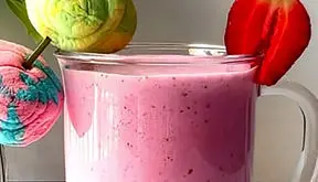 میلک شیک توت فرنگی ایده آل برای دوستداران توت فرنگی + فیلم