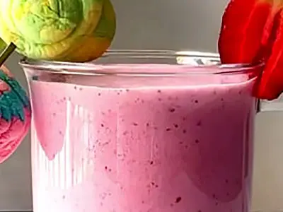 میلک شیک توت فرنگی ایده آل برای دوستداران توت فرنگی + فیلم