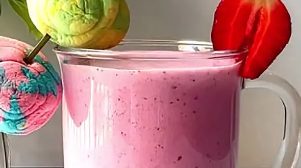 میلک شیک توت فرنگی ایده آل برای دوستداران توت فرنگی + فیلم