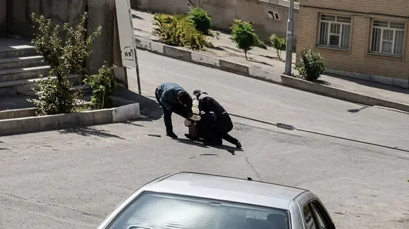 فیلم سرقت طلا از زن در داراب / در روز روشن 2 مرد به زن تنها حمله کردند