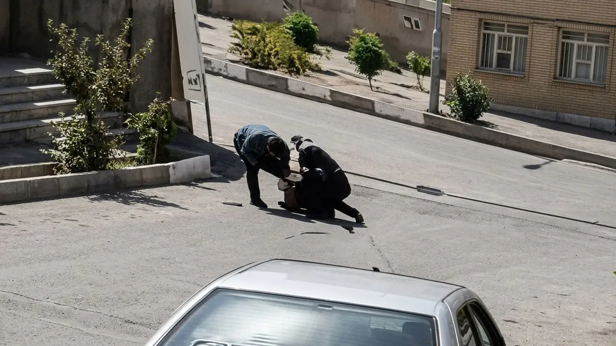 فیلم سرقت طلا از زن در داراب / در روز روشن 2 مرد به زن تنها حمله کردند