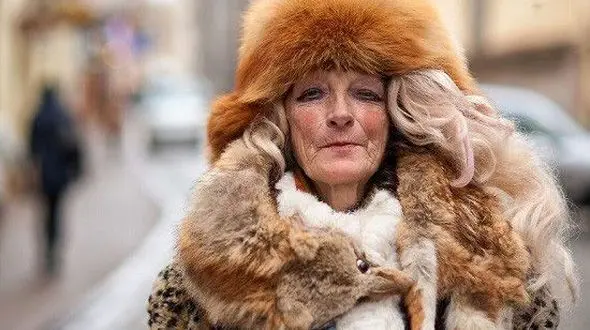 این پیرزن 80 ساله شیک پوش ترین گدای شهر است+عکس