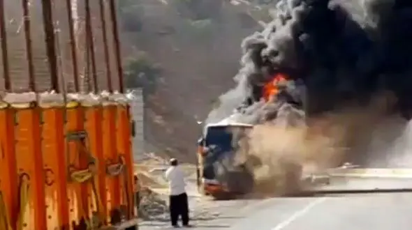 حادثه هولناک در جاده ایلام /  اتوبوس زائران طعمه حریق شد + فیلم 