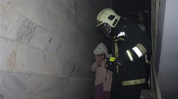 فریادهای 3زن،2مرد و یک کودک در خانه آتشین