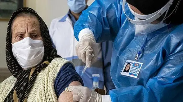 سالمندان بعد از ۴ ماه دُز سوم واکسن کرونا را بزنند