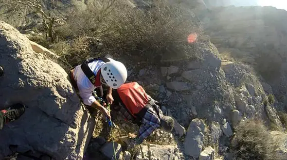 دردسر گیر کردن یک مرد در دیواره های سنگی / 17 ساعت عملیات طول کشید 