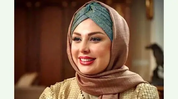 شباهت عجیب نیوشا ضیغمی به خواهرش ! + عکس در حال خیابان گردی