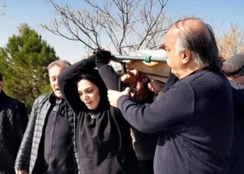 الهام پاوه نژاد بازیگر سریال شکارگاه: پیکر بالا بلند پدر بر دوش خواهرم و من تشییع شد مبادا بگویند کاش پسر داشت...