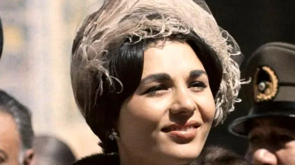 تصویری از ملکه الیزابت و فرح در کاخ باکینگهام؛ سال ۵۴