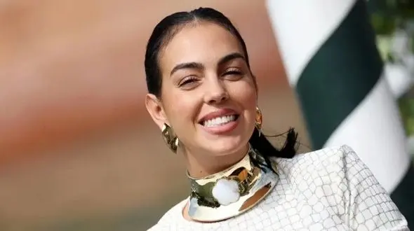 عکس ها / تفریحات عاشقانه جورجینا و رونالدو در یک جزیره زیبا/ از میز رنگارنگ تا قایق تفریحی