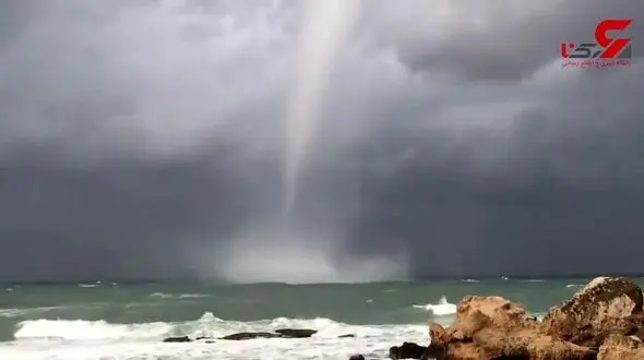 صحنه‌ی زیبا از حرکت گردباد روی دریا+فیلم