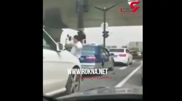  زد و خورد راننده تاکسی و مسافر سر کرایه + فیلم