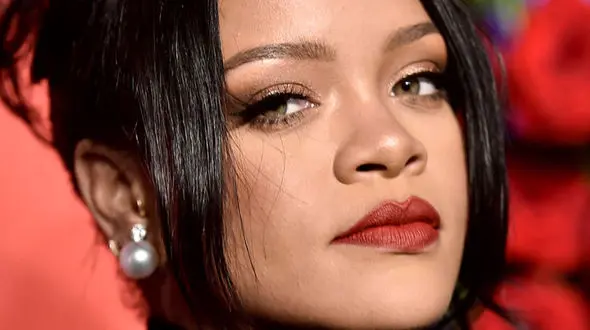 مشهورترین خواننده زن جهان با حجاب شد! + عکس