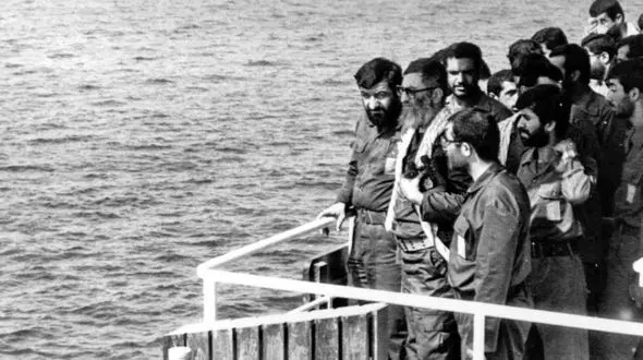 تصاویری از حضور رهبر انقلاب در خلیج فارس با لباس نظامی