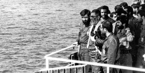 تصاویری از حضور رهبر انقلاب در خلیج فارس با لباس نظامی