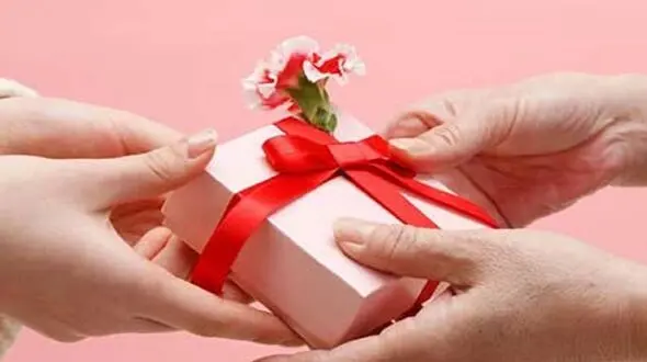 گوگل: دخترها بیشتر از پسرها برای هدیه خریدن خرج می کنند 