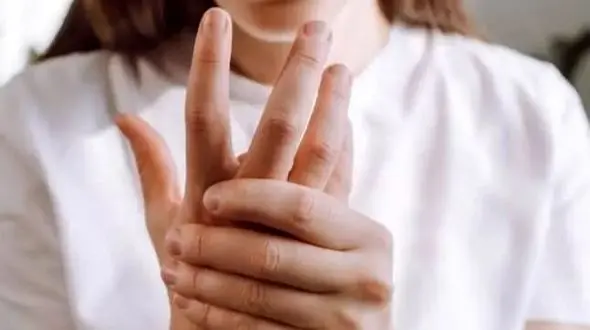 علائم سرطان ریه در دست‌ ها و پاها: هشدارهایی که باید جدی بگیرید