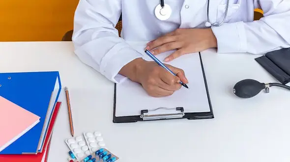 جریمه های چند صد میلیونی برای دکترهای قلابی‌ / فقط ۸۰۰ نفر از افرادی که در شبکه‌های اجتماعی به‌عنوان پزشک فعالیت دارند، واقعا دکتر هستند!