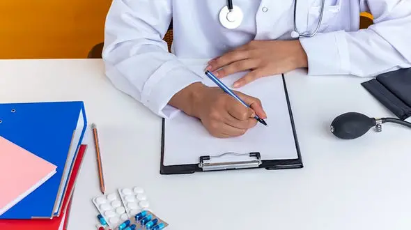 جریمه های چند صد میلیونی برای دکترهای قلابی‌ / فقط ۸۰۰ نفر از افرادی که در شبکه‌های اجتماعی به‌عنوان پزشک فعالیت دارند، واقعا دکتر هستند!