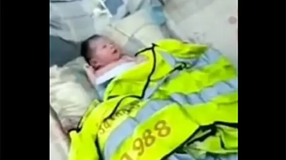 پیدا شدن بدن نیمه جان نوزاد دختر در سطل زباله / در چین ر خ داد + عکس