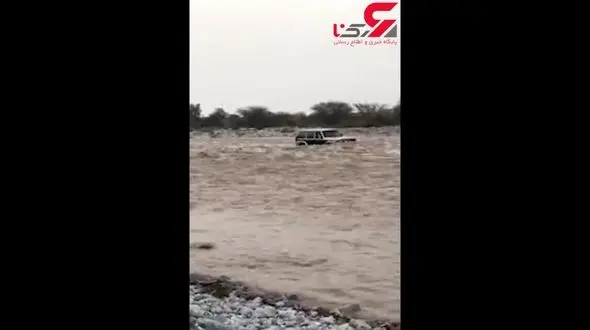 اقدام احمقانه یک راننده برای عبور از سیل + فیلم