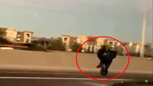 فیلم وحشتناک از پایان تلخ تک چرخ زدن جوان موتورسوار در اتوبان / ببینید