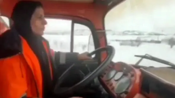 تلاش تنها زن راهدار کشور در کولاک و برف + فیلم