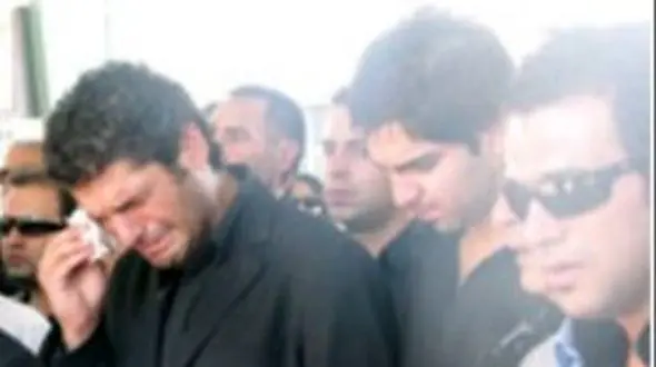 چهره غمزده پژمان بازغی و کامبیز دیرباز در مراسم تشییع پدر جوان سام درخشانی/ روحش شاد و یادش گرامی