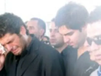 چهره غمزده پژمان بازغی و کامبیز دیرباز در مراسم تشییع پدر جوان سام درخشانی/ روحش شاد و یادش گرامی