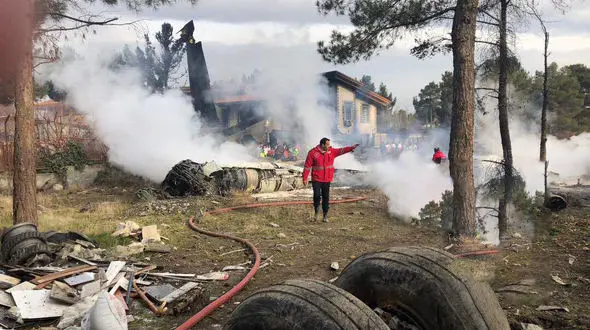 زنده ماندن معجزه آسای یک نفر در  سقوط هواپیمای باری / او کیست؟+تصاویر لحظه سقوط