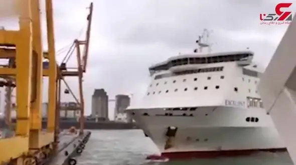 آتش سوزی هولناک بعد از تصادف کشتی با جرثقیل + فیلم 