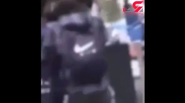 فیلم لحظه حمله دسته جمعی 10 دانش آموزان به مردم