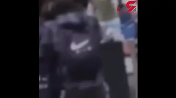 فیلم لحظه حمله دسته جمعی 10 دانش آموزان به مردم