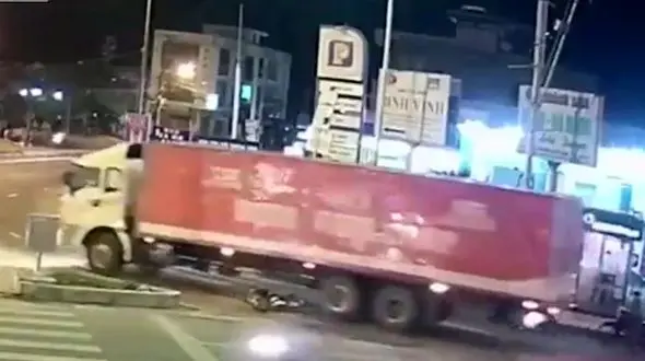 صحنه دلخراش عبور کامیون از روی یک موتور سوار+فیلم