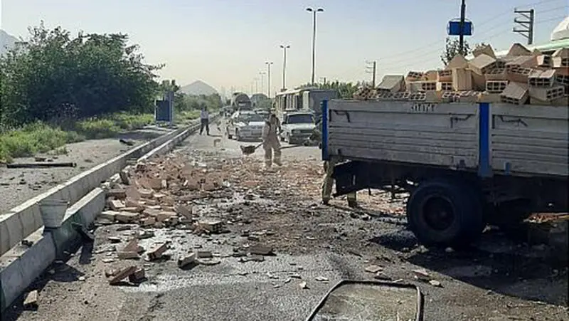 مصدومیت پسر 16 ساله  در برخورد کامیونت با گاردریل