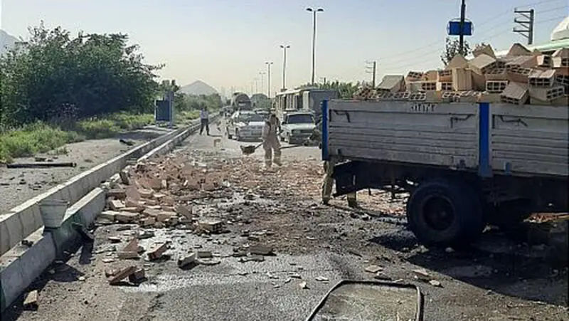 مصدومیت پسر 16 ساله  در برخورد کامیونت با گاردریل