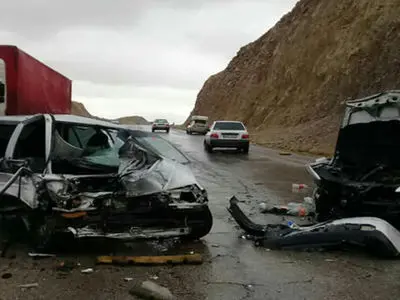 فیلم لحظه تصادف شاخ‌ به‌ شاخ پژو 405 در جاده سنندج–دیواندره / خودرو ایرانی ها از وسط نصف شدند