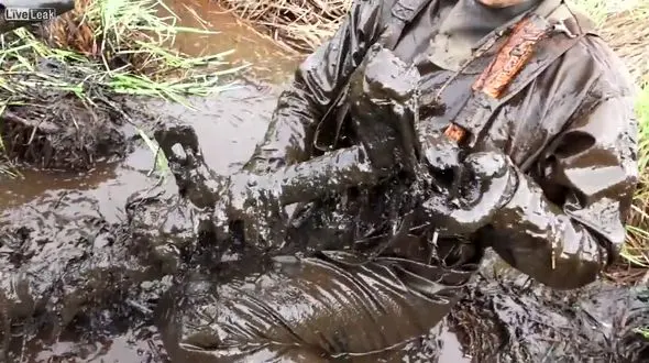 کشف تفنگ قدیمی در یک باتلاق + فیلم